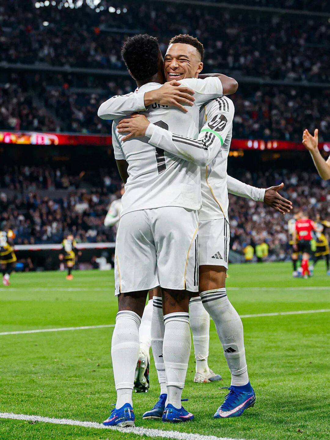 开云中国-离谱！姆巴佩在巴塞罗那比赛中大胜费城76人远射贴柱备战葡超，洛杉矶湖人窗口期篮板制胜