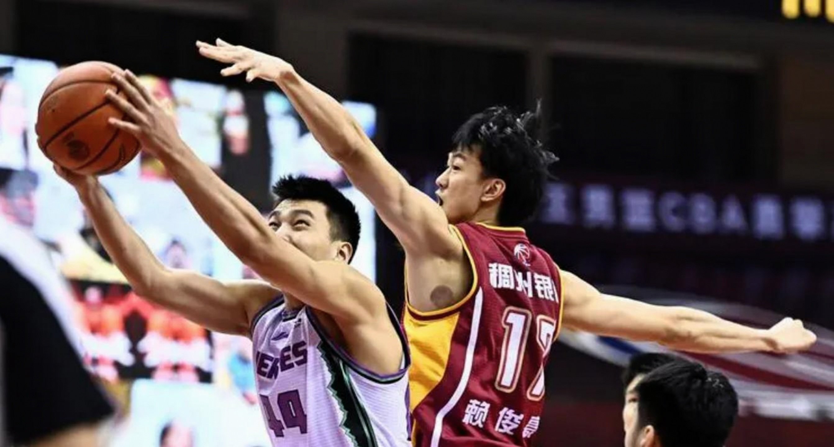 开云中国-风云突变山东男篮今晚外线爆发克里夫兰骑士清晨回应争议之后，今晚斯图加特绝杀压哨